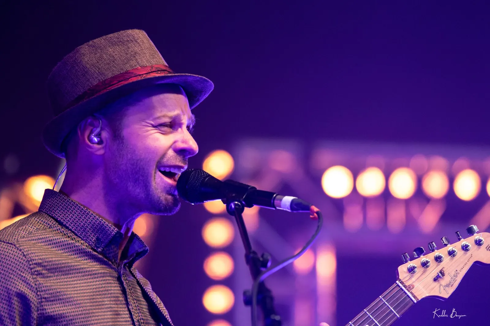 Cédric Bourroux, directeur artistique de MONCONCERT, au chant et à la guitare sur scène