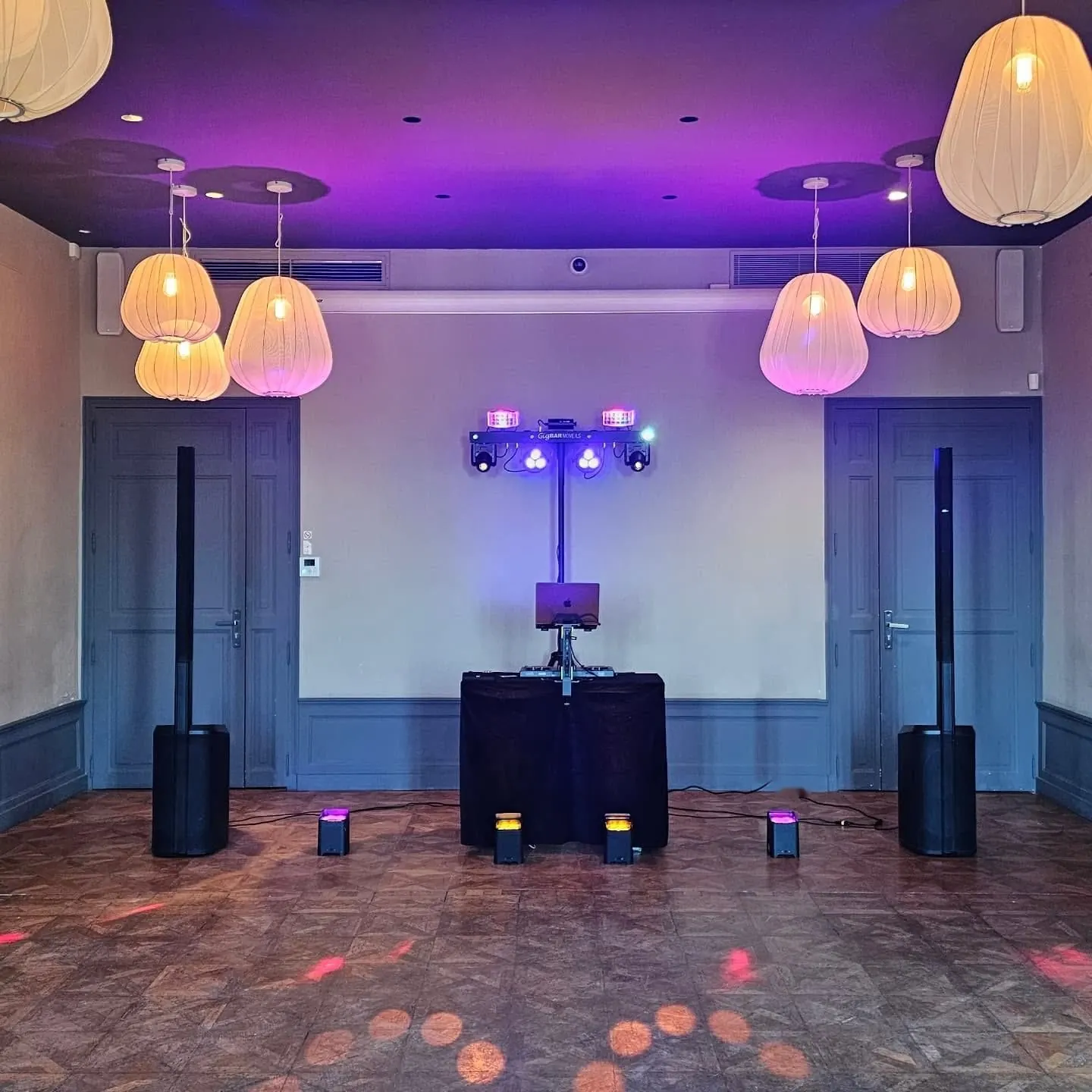Installation DJ, son et lumière dans une salle de réception