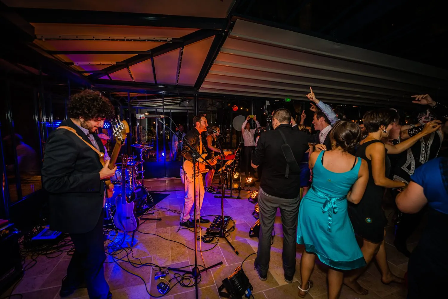 Groupe live en quartet et invités qui dansent pendant un mariage