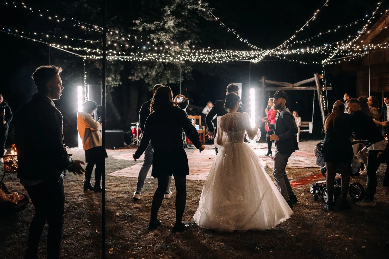 La mariée sur la piste de danse sous les guirlandes