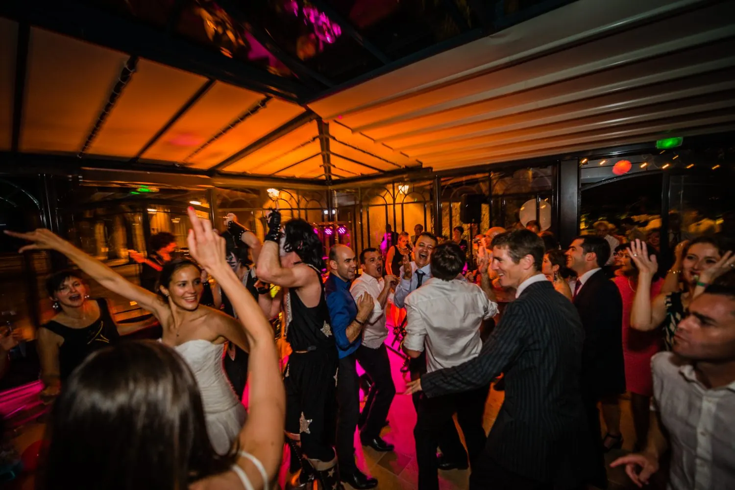 Piste de danse pleine pendant une soirée de mariage