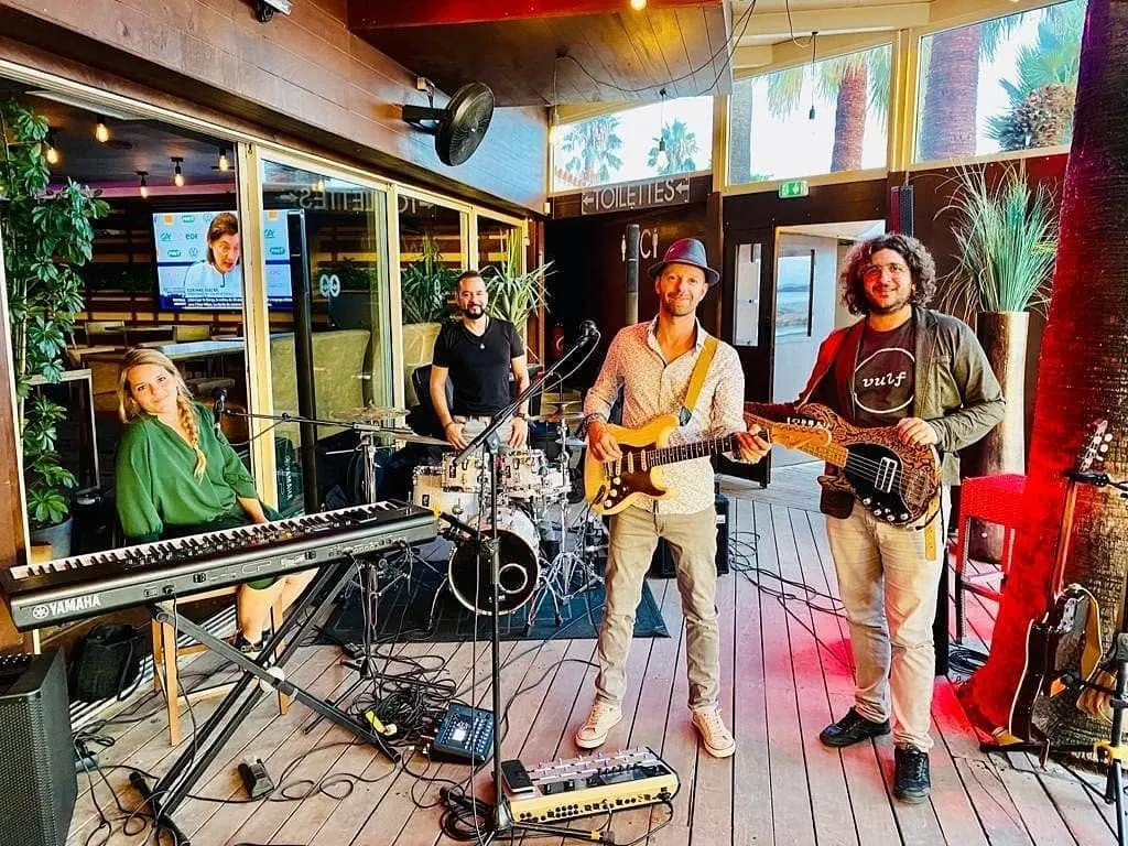 Groupe live sur une terrasse