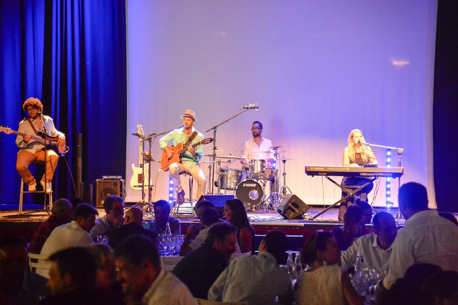 Groupe live pendant le dîner d'un séminaire d'entreprise