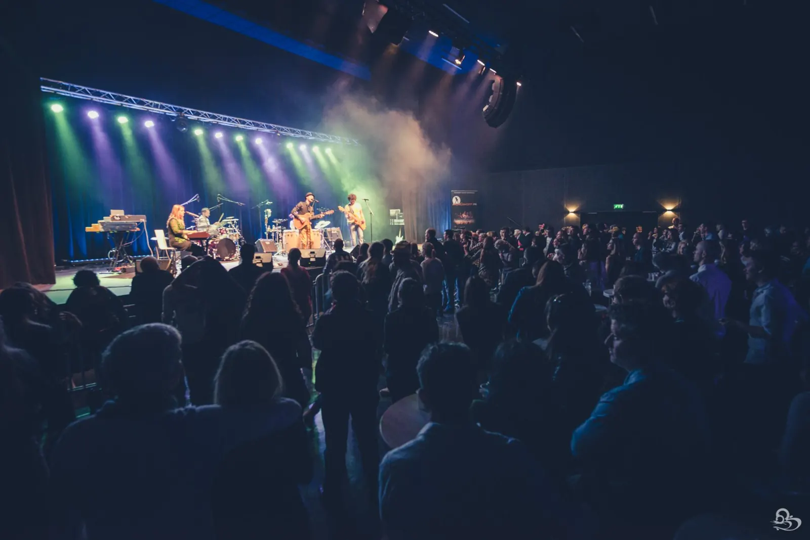 Showcase MONCONCERT : un groupe sur scène devant une salle pleine