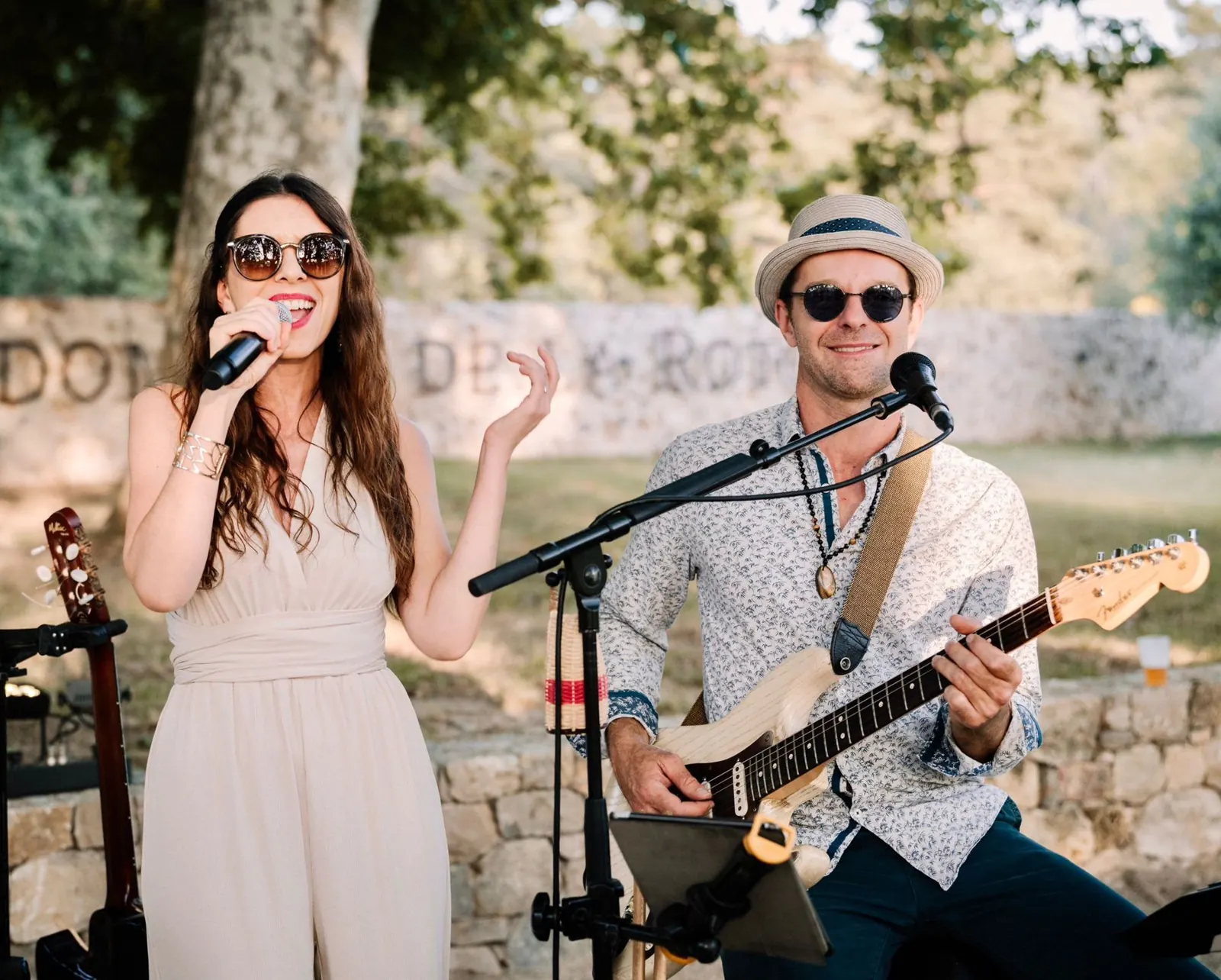 Camille et Cédric en live devant un domaine en pierre