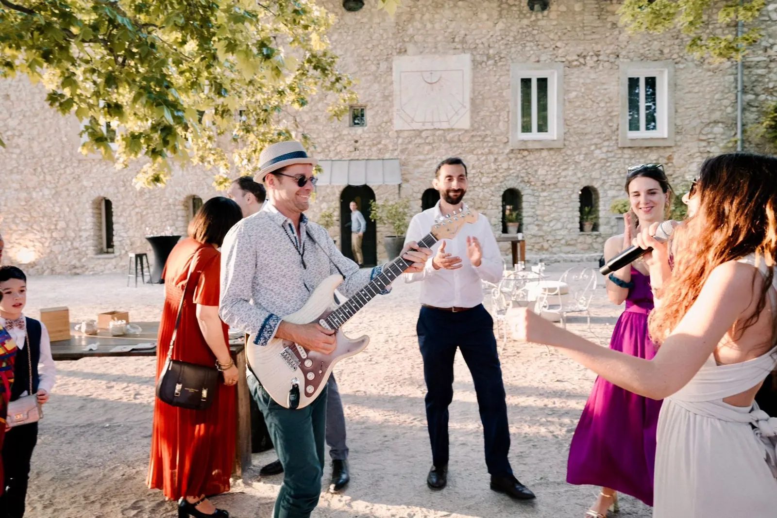 Solstice au milieu des invités pendant le cocktail