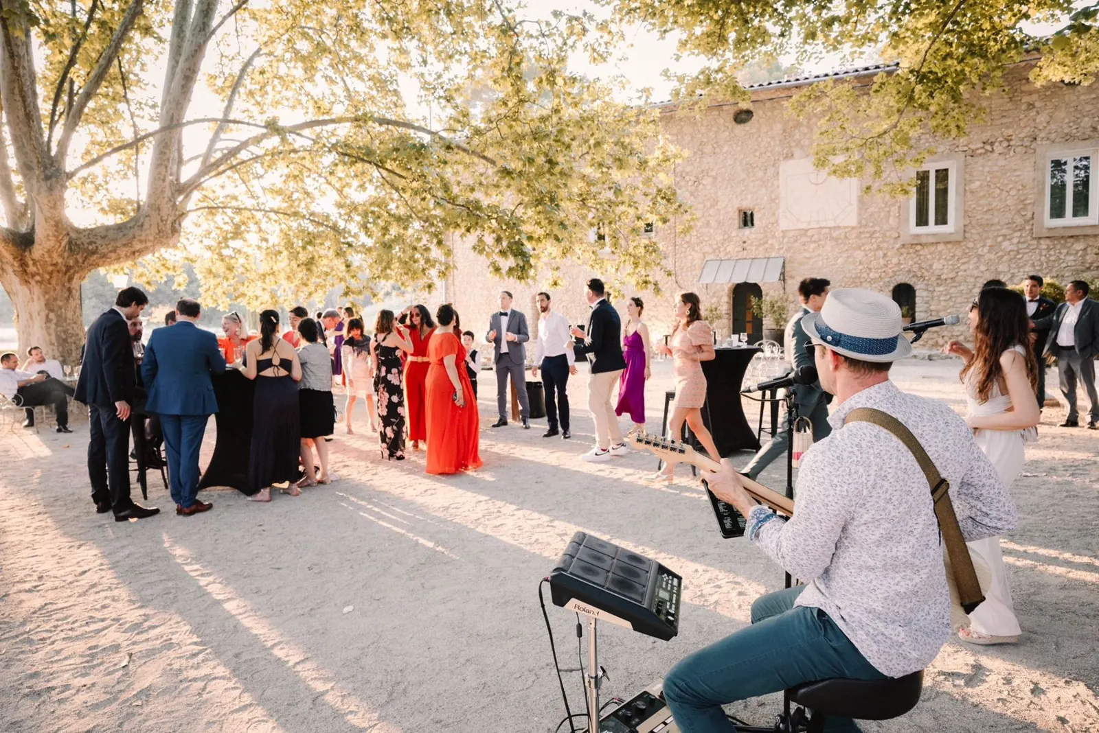 Cédric à la guitare pendant le vin d'honneur