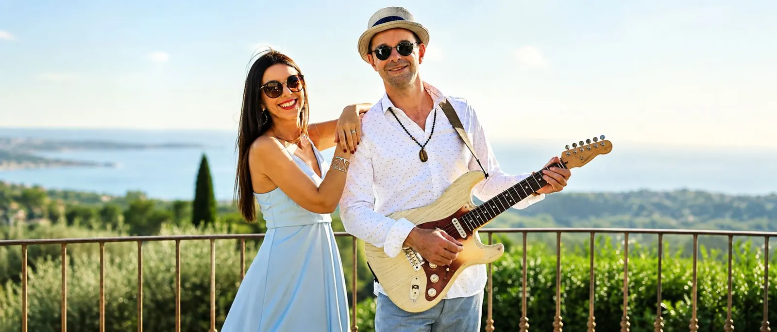 Scène de musique live pour un mariage face à la mer
