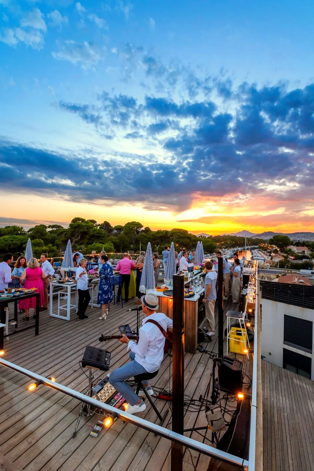Cocktail en terrasse au coucher du soleil, musique live